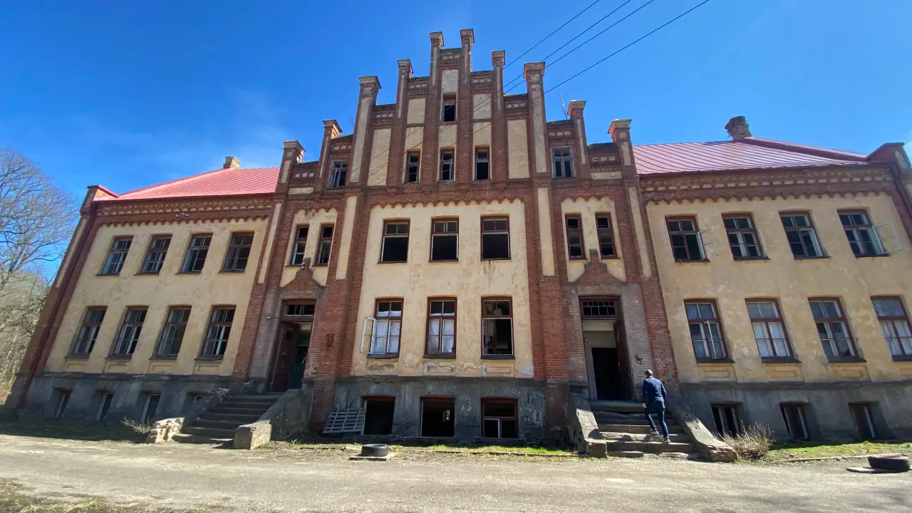 Abandoned school Grenči