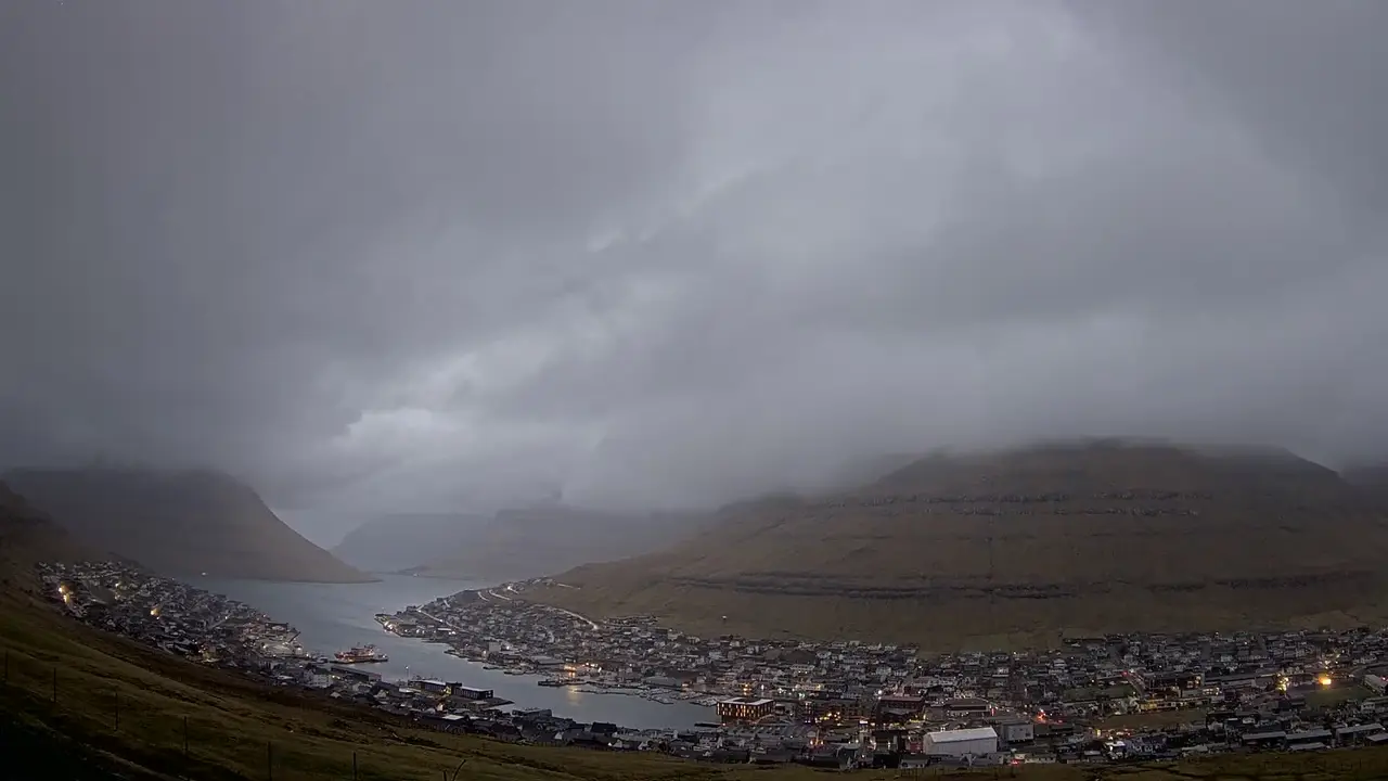Aurora chance rises tonight over Akureyri and Klaksvík