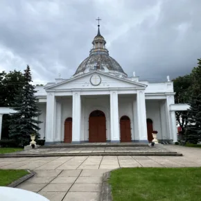 Католический костел Святого Петра в цепях картинка
