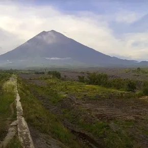 セメル火山 サムネイル