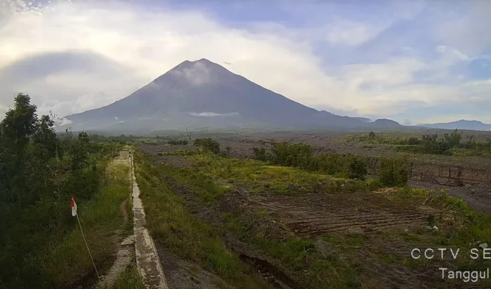 セメル火山 サムネイル