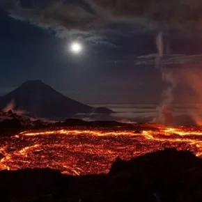 Den flate Tolbachik-vulkanen i Kamchatka miniatyrbilde
