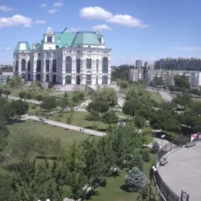 Театральный парк в Астрахани картинка
