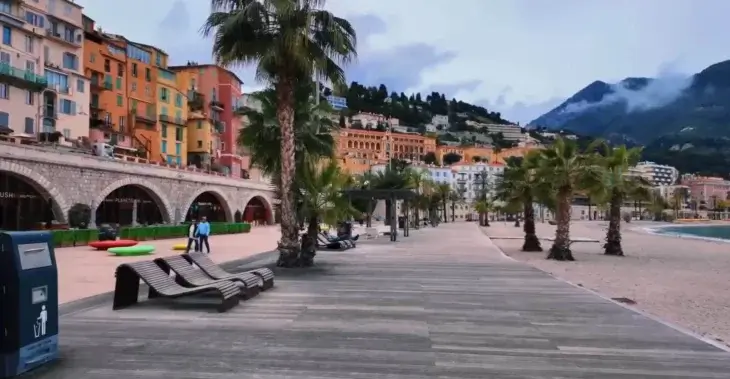 Walks Live, Menton miniatyrbilde